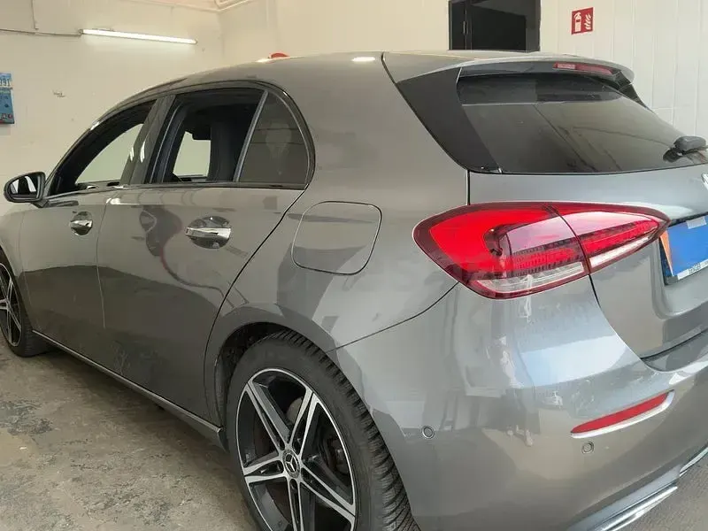 Usado Mercedes A250 224 CV (164 kW) 2018 Gris / plata Berlina