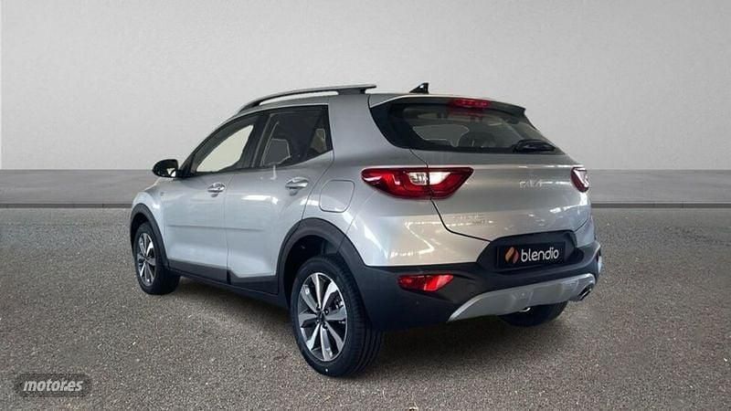 Usado Kia Stonic 100 CV (73 kW) 2025 Plateado SUV