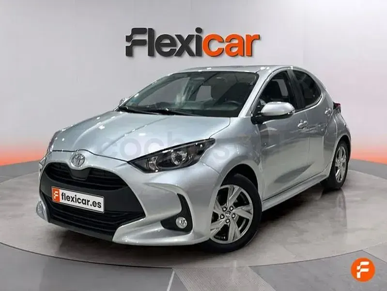 Usado Toyota Yaris Hybrid Active 116 CV (85 kW) 2025 Gris / plata Berlina