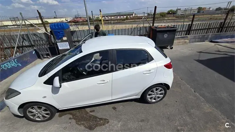 Usado Mazda 2 Style 75 CV (55 kW) 2011 Blanco Utilitario