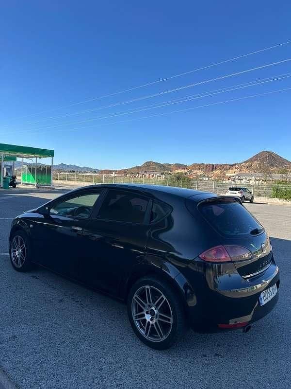 Usado Seat Leon Reference 105 CV (77 kW) 2006 Negro Utilitario