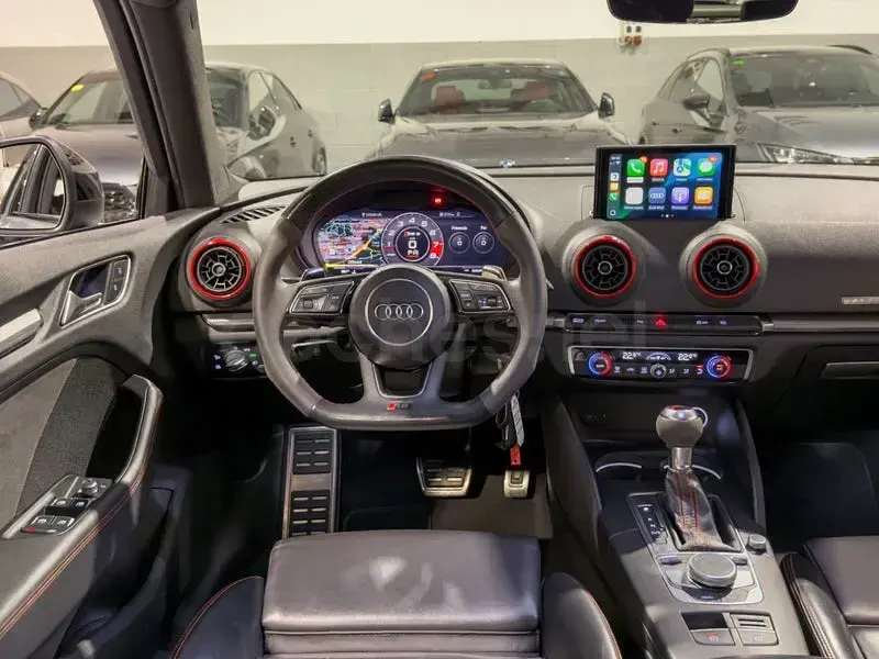 Usado Audi RS3 Exclusive 400 CV (294 kW) 2018 Gris / plata Berlina