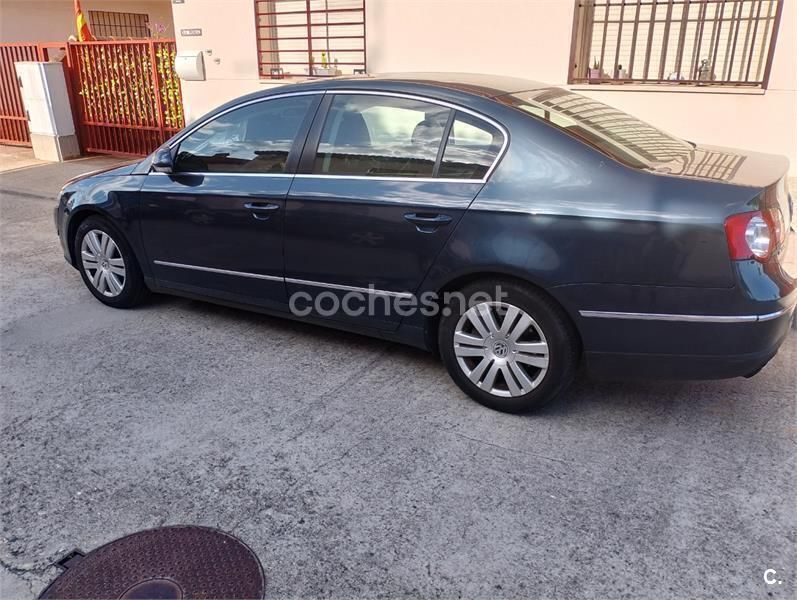 Gris / plata Usado 2007 VW Passat Highline Berlina | 4200 € (Precio justo) - Imagen 1/3