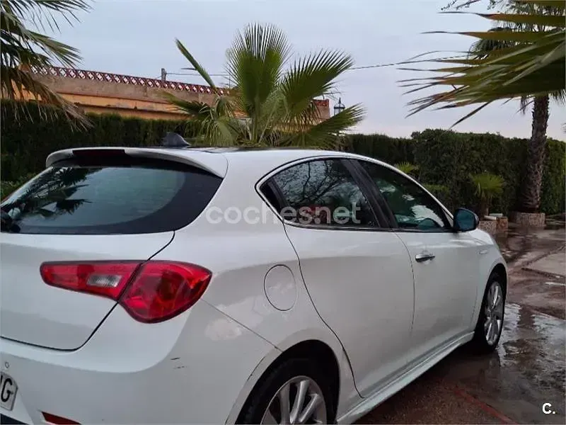 Usado Alfa Romeo Giulietta Distinctive 105 CV (77 kW) 2012 Blanco Utilitario