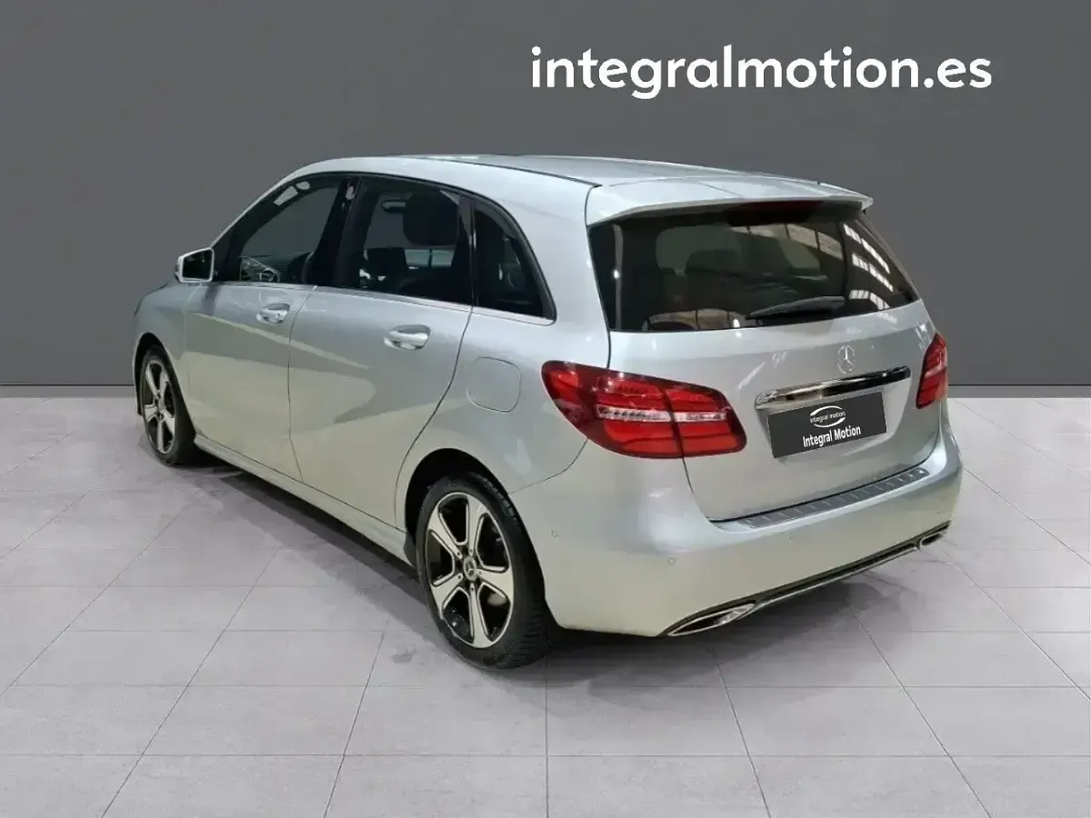 Usado Mercedes B200 136 CV (100 kW) 2018 Gris Utilitario