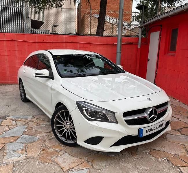 Usado Mercedes CLA220 Shooting Brake 177 CV (130 kW) 2016 Blanco Familiar