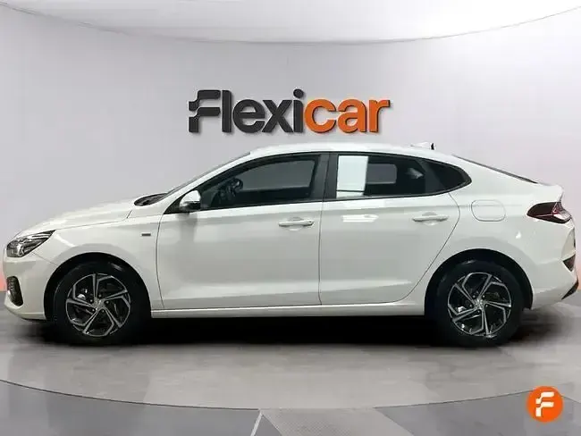 Usado Hyundai i30 136 CV (100 kW) 2021 Blanco Berlina