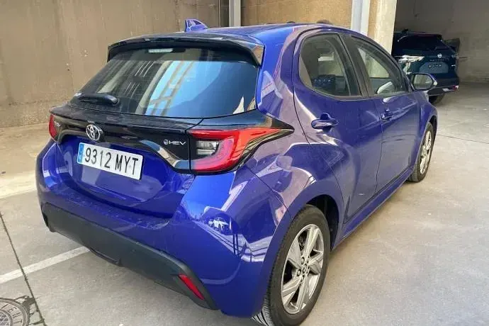 Usado Toyota Yaris Hybrid Active 116 CV (85 kW) 2025 Azul Utilitario