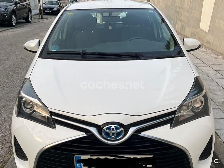 Usado Toyota Yaris Hybrid Active 100 CV (73 kW) 2014 Blanco Berlina