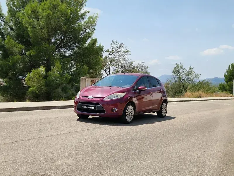 Usado Ford Fiesta Titanium 90 CV (66 kW) 2008 Granate Utilitario