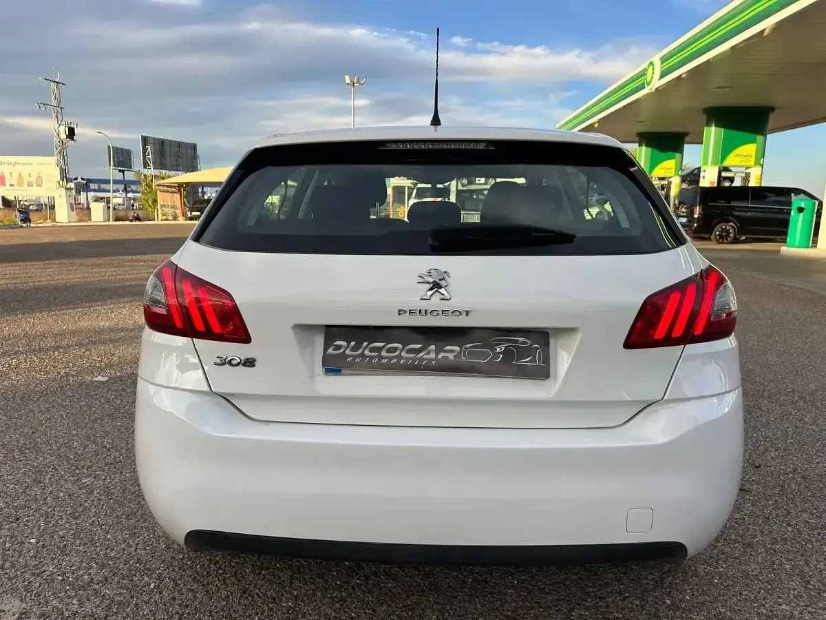 Usado Peugeot 308 Business-Line 100 HP (73 kW) 2020 Branco Sedan