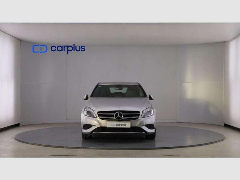 Usado Mercedes A180 Style 109 CV (80 kW) 2017 Plateado Utilitario