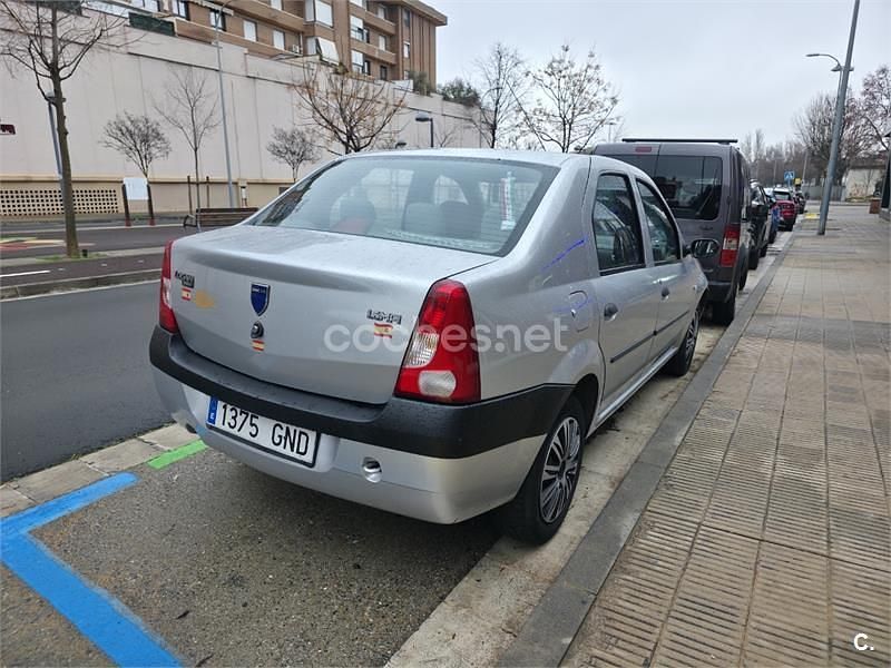 Usado Dacia Logan Lauréate 90 CV (66 kW) 2009 Gris / plata Berlina