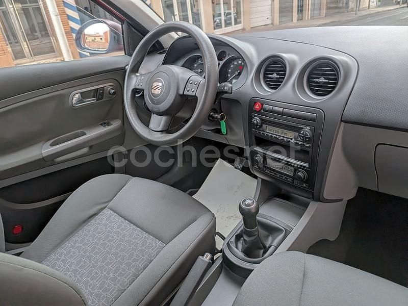 Usado Seat Ibiza Reference 75 CV (55 kW) 2006 Rojo Berlina