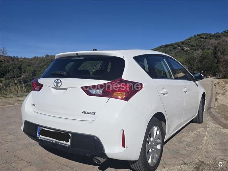 Usado Toyota Auris Active 132 CV (97 kW) 2013 Blanco Berlina