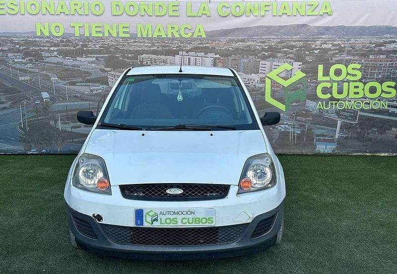 Blanco Usado 2007 Ford Fiesta Ambiente Utilitario | 3200 € (Precio justo) - Imagen 1/4