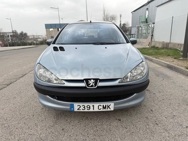 Usado Peugeot 206 70 CV (51 kW) 2003 Azul Berlina