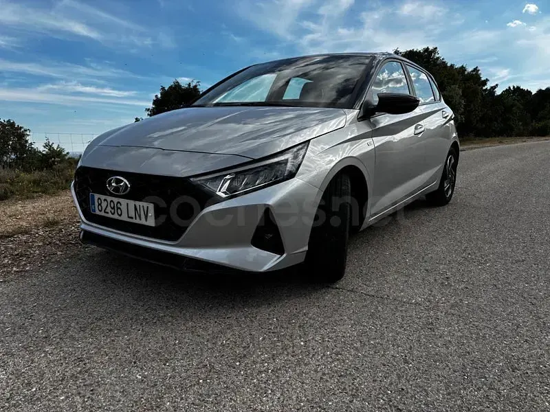 Usado Hyundai i20 100 CV (73 kW) 2021 Gris / plata Berlina