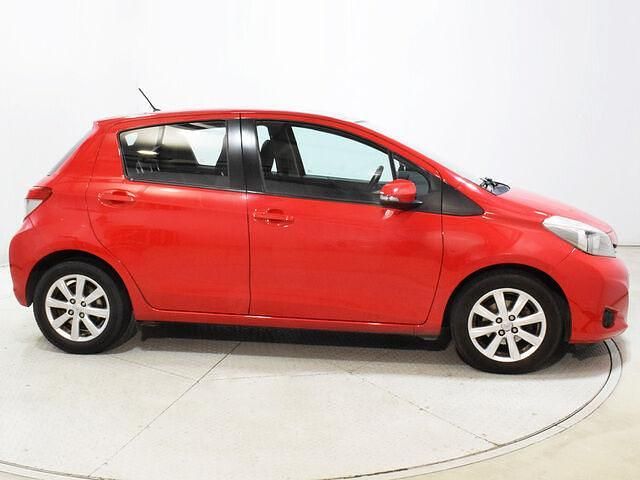Usado Toyota Yaris City 90 CV (66 kW) 2013 Rojo Utilitario