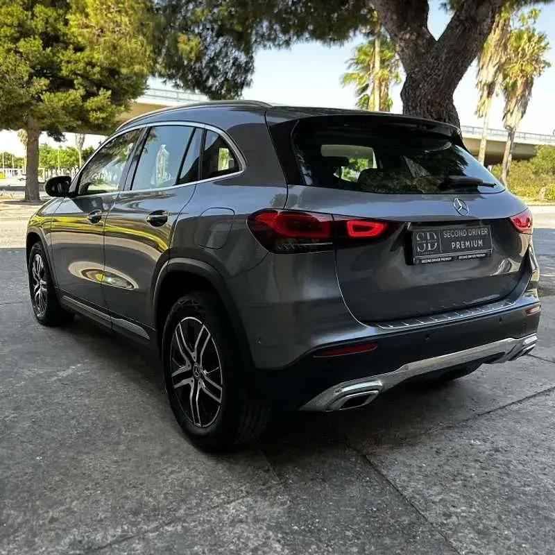 Usado Mercedes GLA200 150 CV (110 kW) 2023 Gris SUV