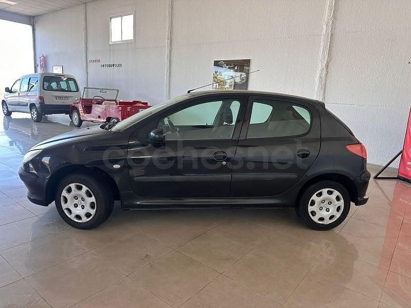 Usado Peugeot 206 70 CV (51 kW) 2005 Negro Berlina