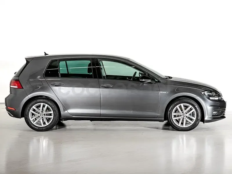 Usado VW Golf VIII Advance 130 CV (95 kW) 2020 Gris / plata Berlina