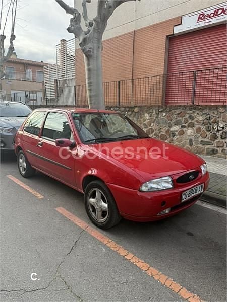 Usado Ford Fiesta 90 CV (66 kW) 1999 Rojo Utilitario