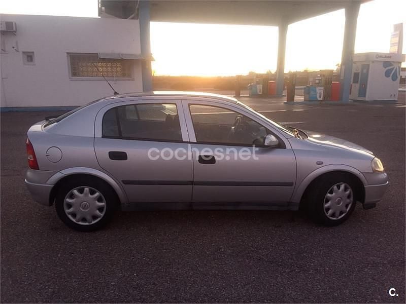 Usado Opel Astra Club 75 CV (55 kW) 2001 Gris / plata Berlina