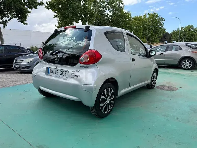 Usado Toyota Aygo 68 CV (50 kW) 2008 Gris / plata Utilitario
