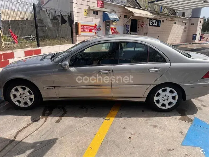 Usado Mercedes C220 Elegance 143 CV (105 kW) 2004 Gris / plata Berlina