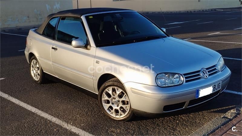 Usado VW Golf Cabriolet Highline 115 CV (84 kW) 2001 Gris / plata Descapotable