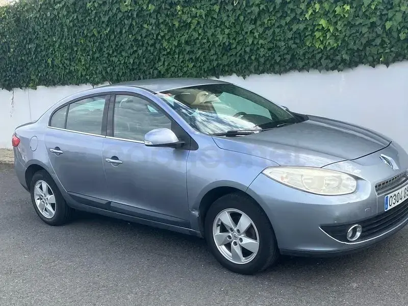 Usado Renault Fluence Dynamique 105 CV (77 kW) 2010 Gris / plata Berlina