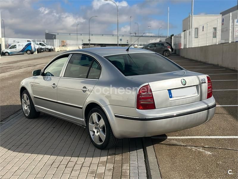 Usado Skoda Superb Elegance 163 CV (119 kW) 2007 Gris / plata Berlina
