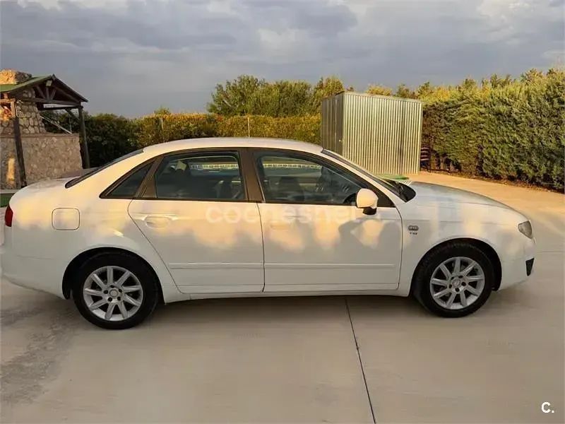 Usado Seat Exeo Reference 120 CV (88 kW) 2011 Blanco Berlina