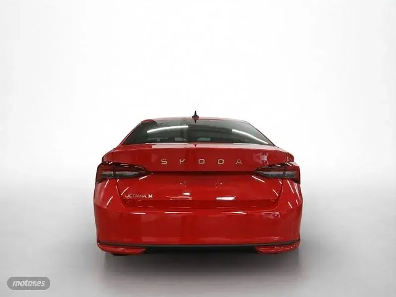 Usado Skoda Octavia 116 CV (85 kW) 2025 Rojo Berlina