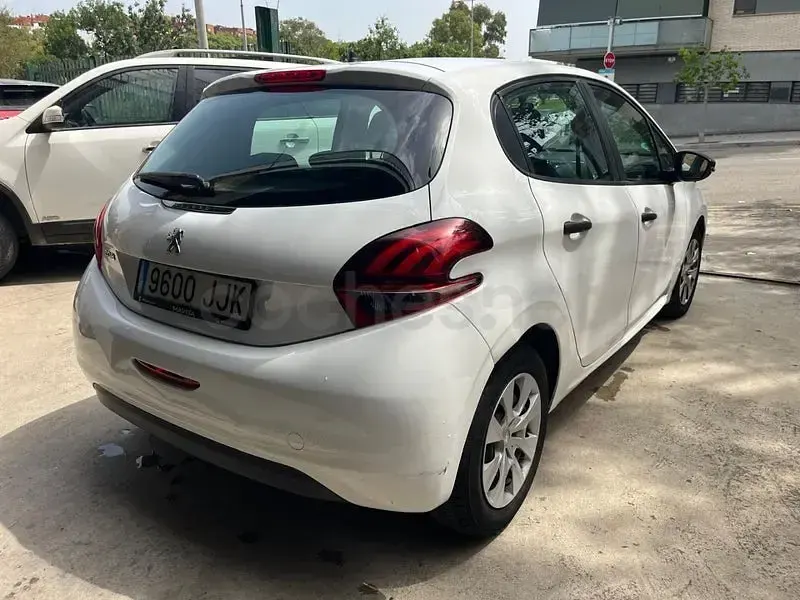 Usado Peugeot 208 Access 82 CV (60 kW) 2015 Gris / plata Utilitario