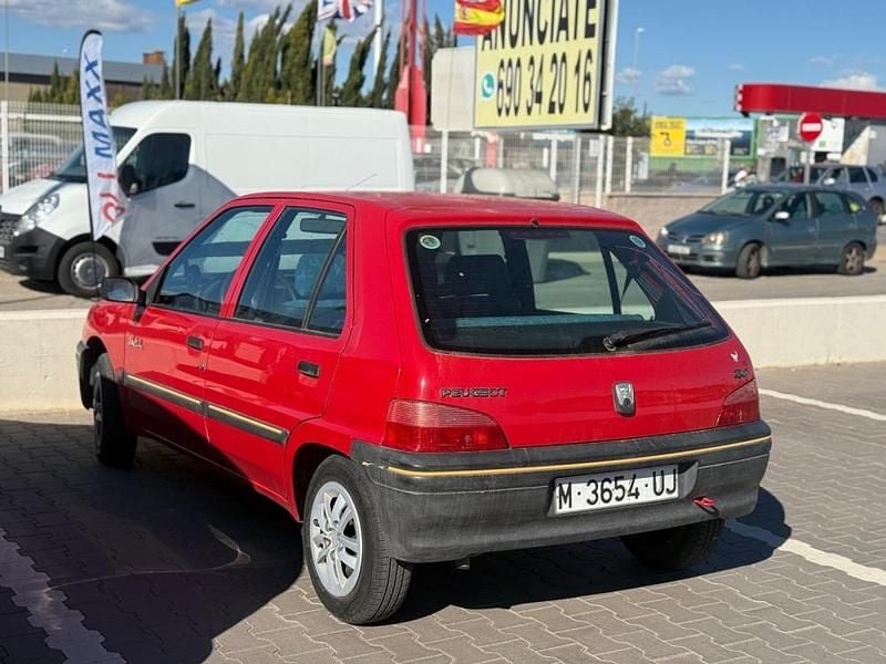 Usado Peugeot 106 60 CV (44 kW) 1997 Rojo metalico Utilitario