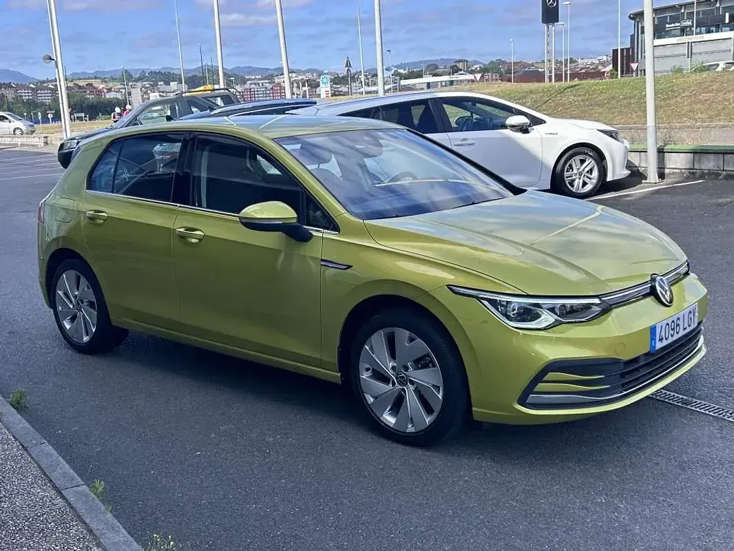 Usado VW Golf VII Style 150 CV (110 kW) 2020 Amarillo Utilitario