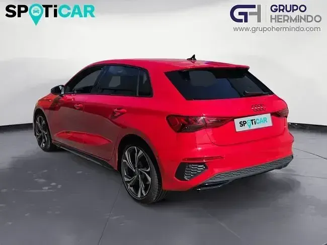 Usado Audi A3 Ambiente 116 CV (85 kW) 2022 Rojo Berlina
