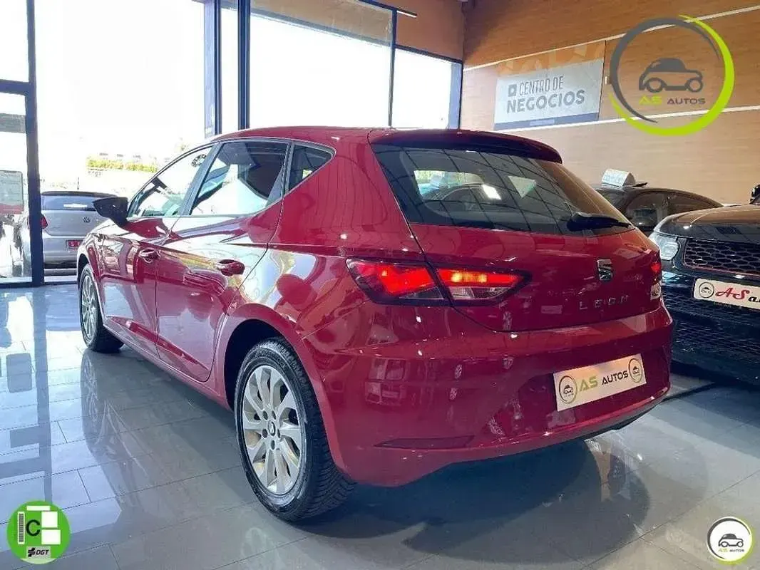 Usado Seat Leon ST Style 110 CV (80 kW) 2015 Rojo Familiar
