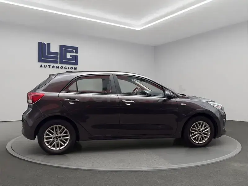 Usado Kia Rio 84 CV (61 kW) 2018 Gris / plata Berlina