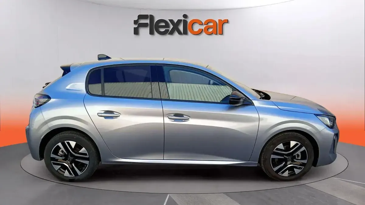 Usado Peugeot 208 Allure 101 CV (74 kW) 2025 Gris Utilitario