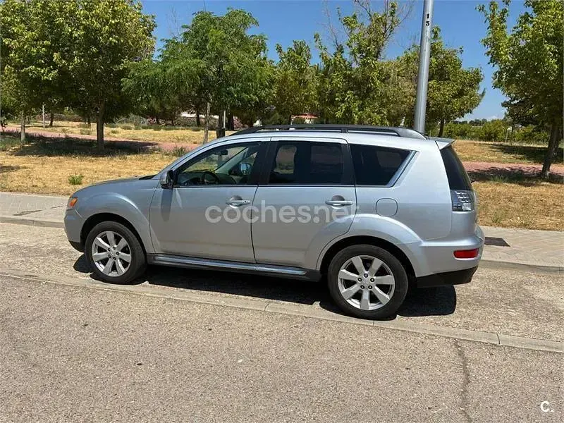 Usado Mitsubishi Outlander Motion 177 CV (130 kW) 2011 Gris / plata SUV