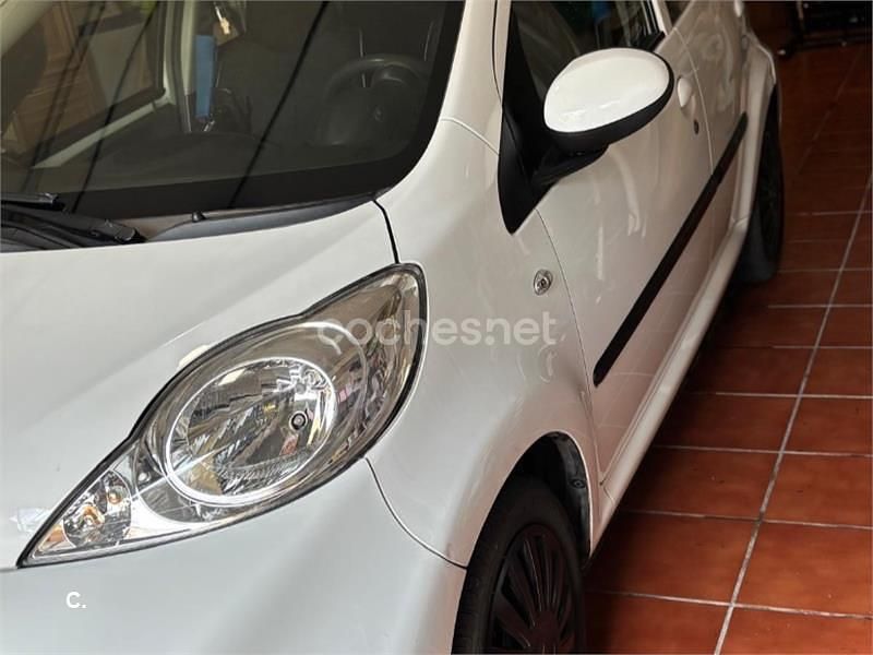 Usado Peugeot 107 68 CV (50 kW) 2010 Blanco Utilitario