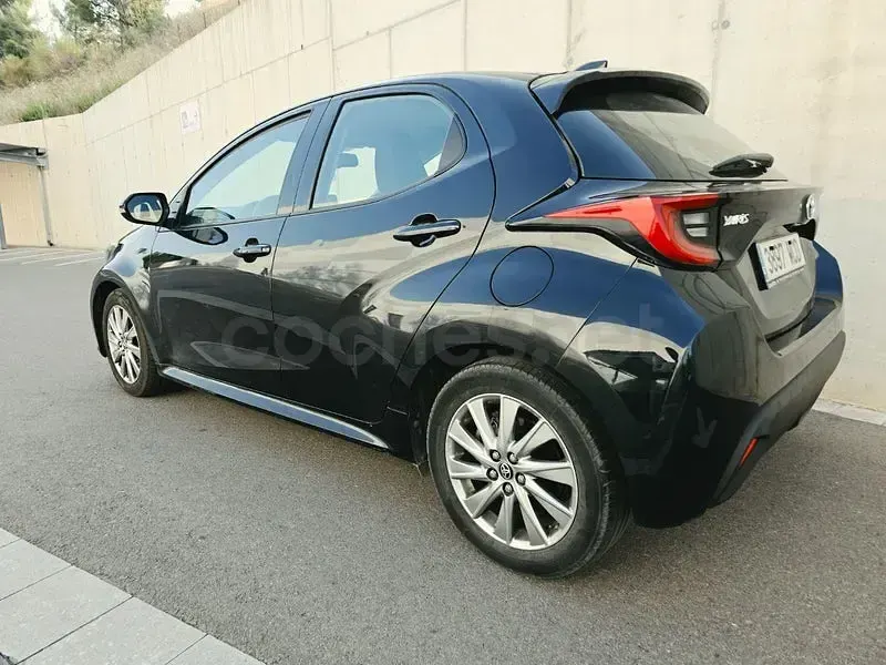Usado Toyota Yaris Hybrid Active 116 CV (85 kW) 2022 Negro Berlina