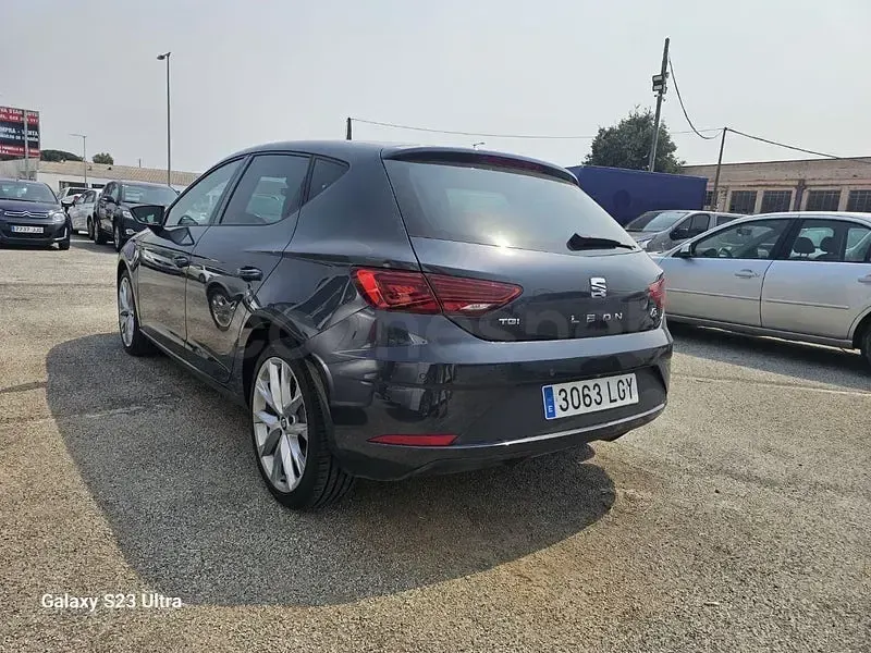 Usado Seat Leon Style 130 CV (95 kW) 2020 Azul Berlina