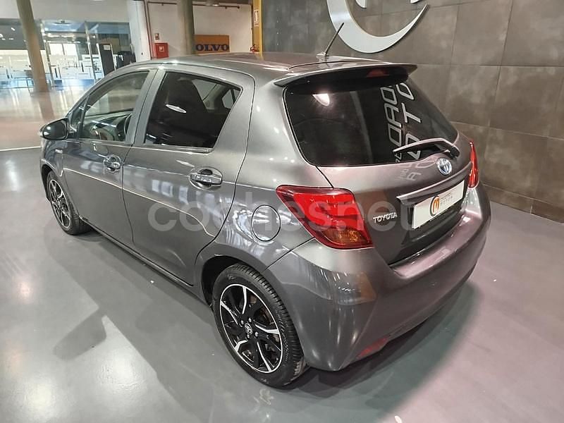 Usado Toyota Yaris Hybrid Active 100 CV (73 kW) 2017 Gris / plata Berlina