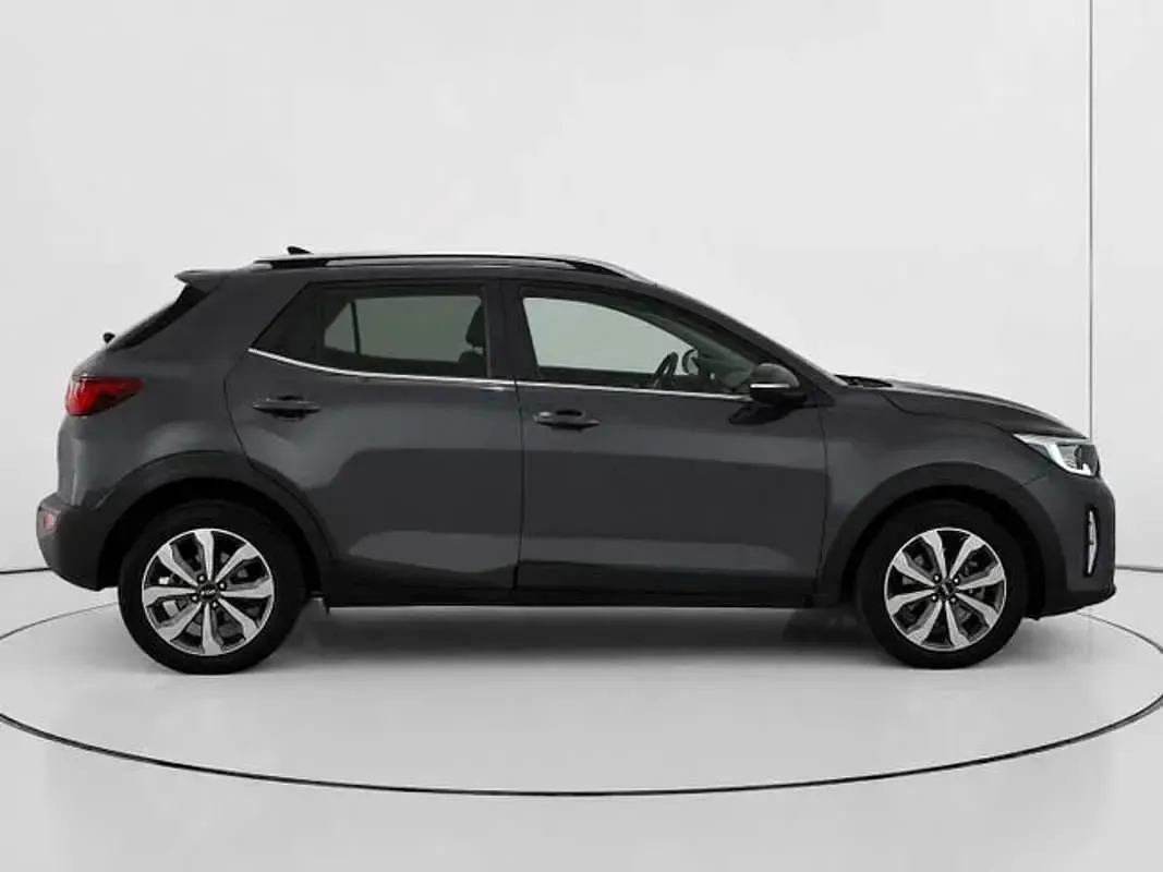 Usado Kia Stonic 120 CV (88 kW) 2021 Gris SUV