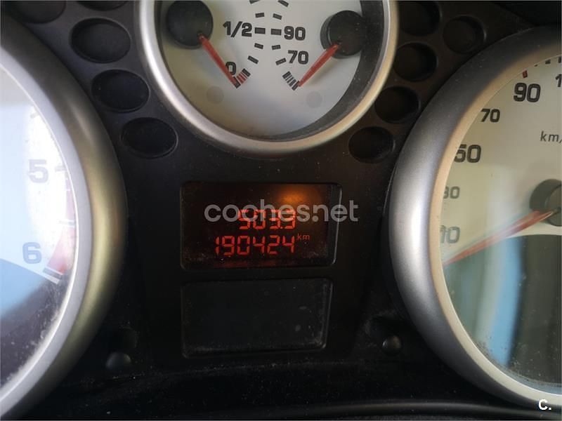 Usado Peugeot 207 Access 70 CV (51 kW) 2011 Gris / plata Berlina