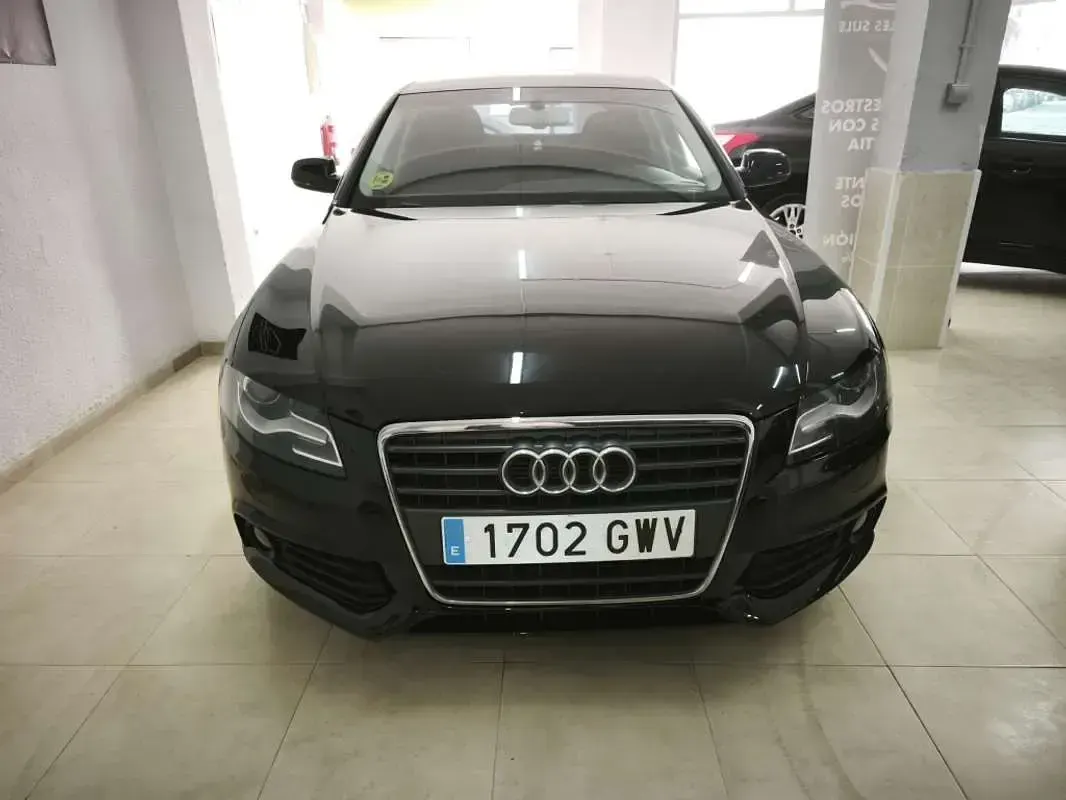 Usado Audi A4 136 CV (100 kW) 2010 Negro Berlina